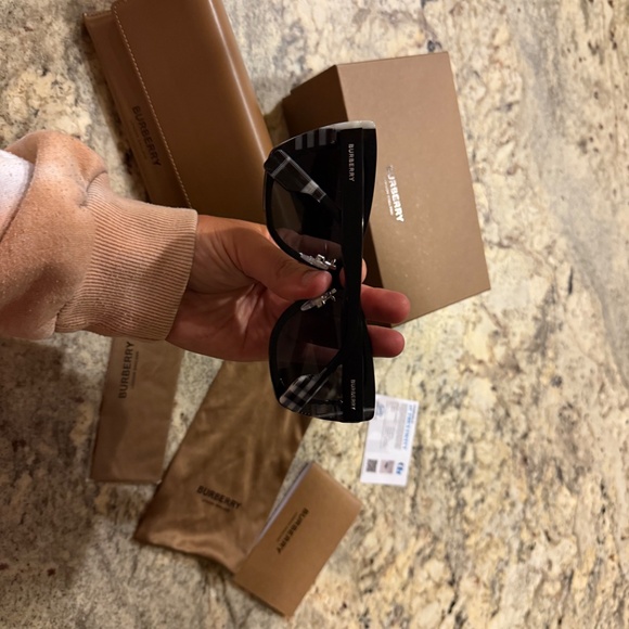 New with Tags Burberry Check Sunglasses - Picture 4 of 6